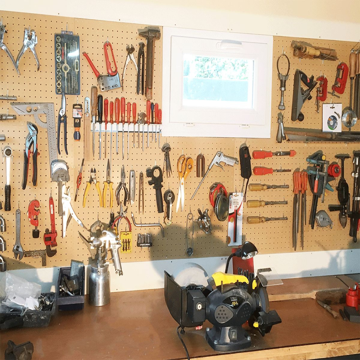 JunY Outil Panneau perforé Organisateur d'outils 120 x 60 x 2 cm Panneau à outils en métal noir et rouge avec 17 crochets 