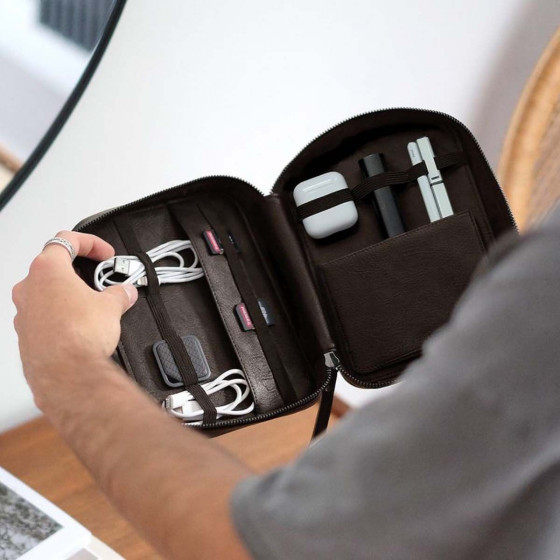 Organisateur de câbles et chargeurs marron