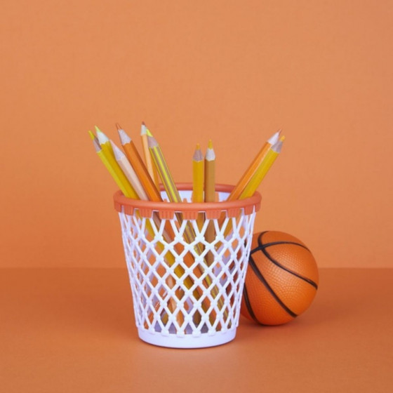 Pot à crayons panier de basket