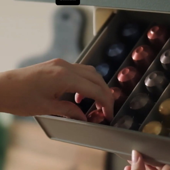 Tiroir à capsules de café sous étagère