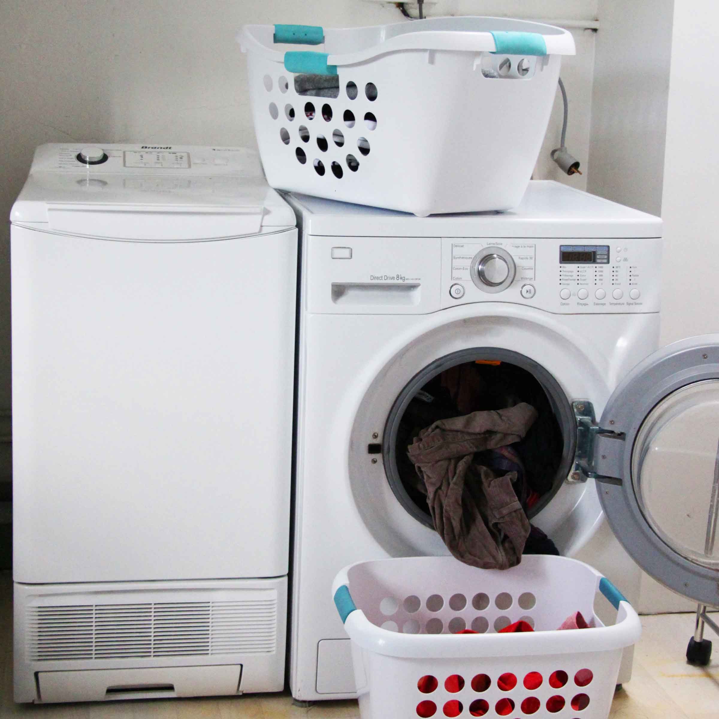 Grande corbeille à linge en plastique 50 litres avec anses bleues