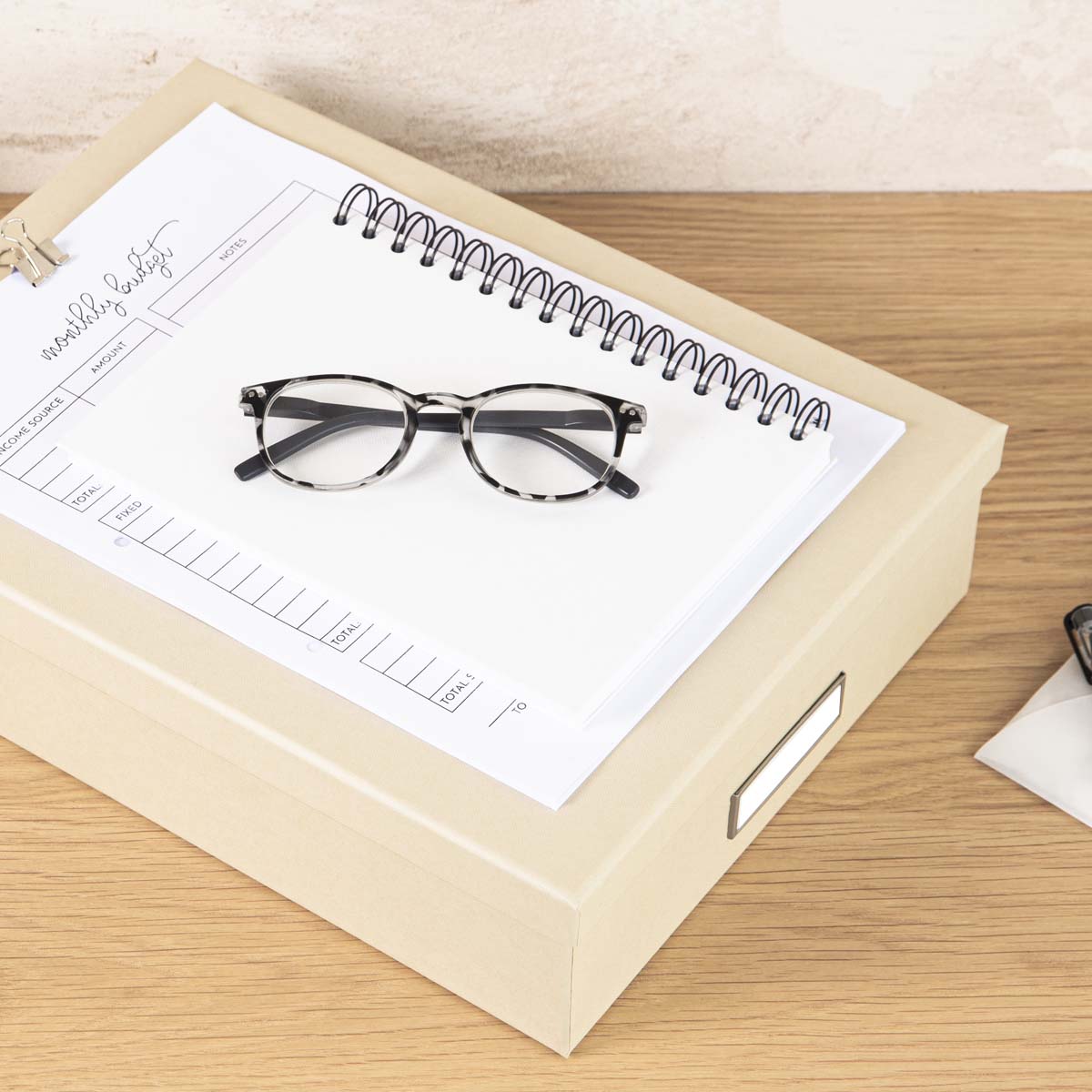 Boite A4 beige avec étiquette