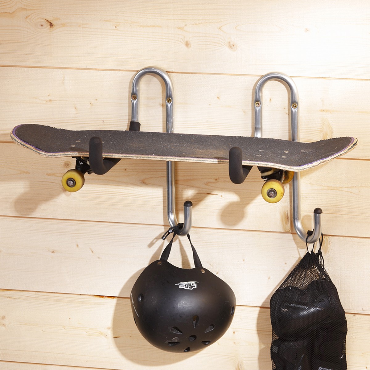Crochet métallique pour suspendre skateboard et matériel de sport