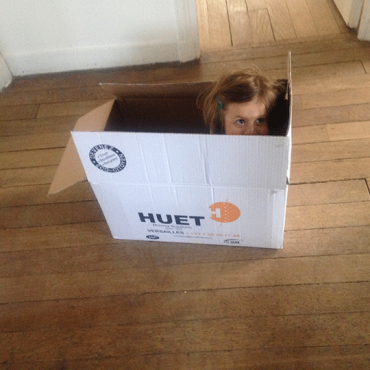 petite fille dans un carton