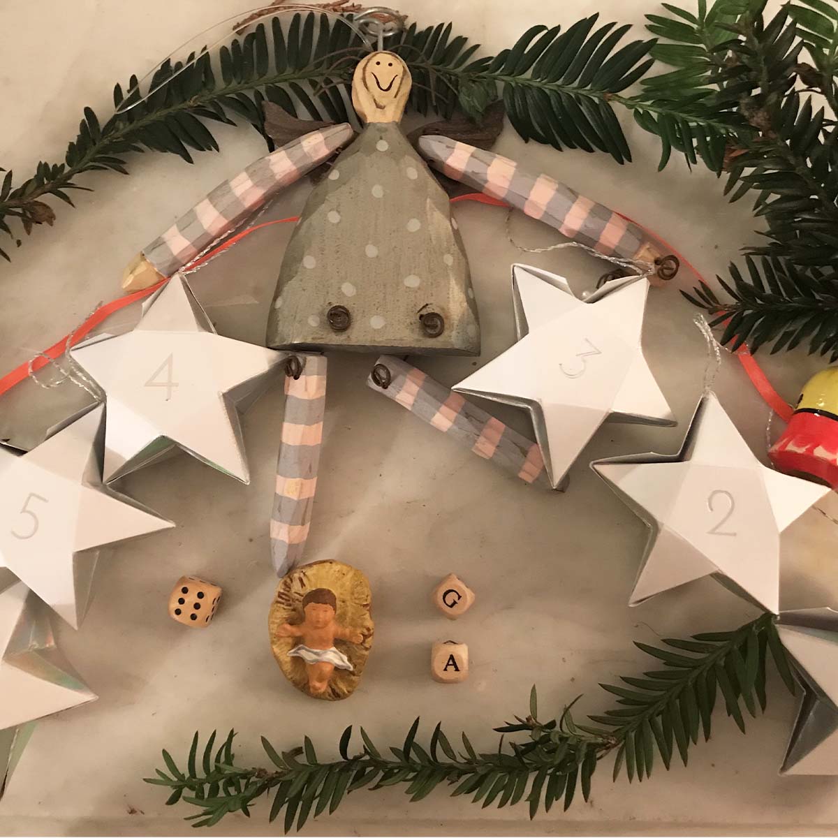 guirlande calendrier de l'avant en forme d'étoiles en carton avec une ficelle orangée