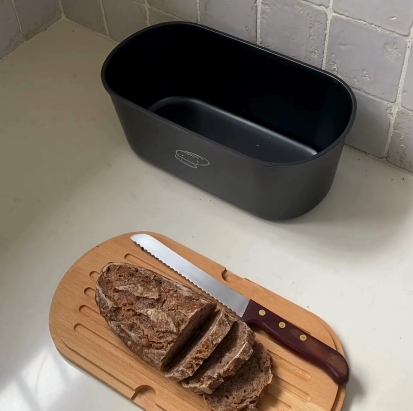 Boîte à pain blanche avec planche